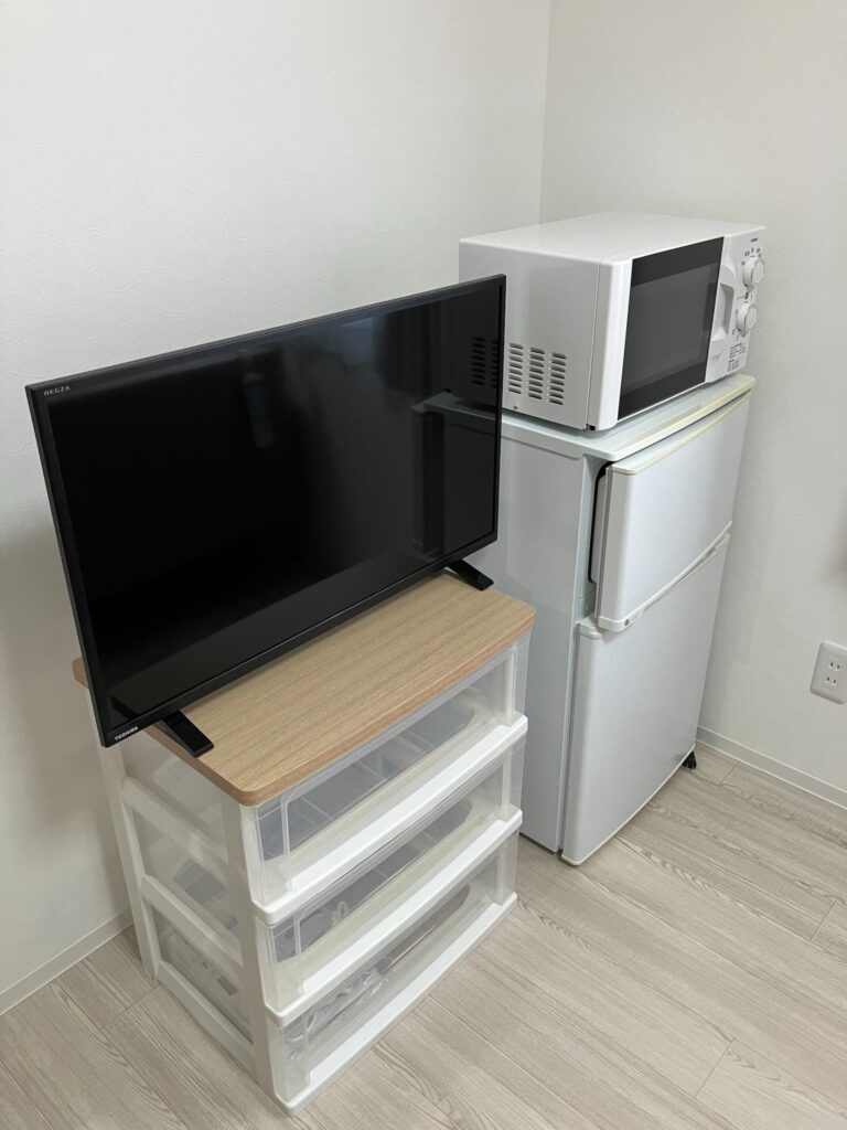高齢者向けサポート住宅〈Lib Life 誉田〉の居室設備　テレビ・冷蔵庫・チェスト